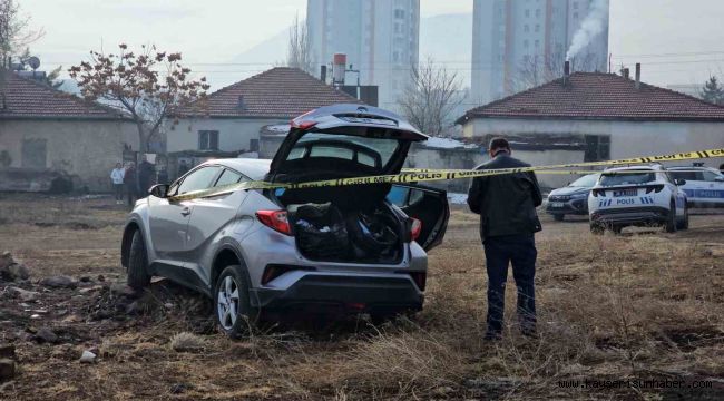 Çalıntı plakalı araçla polisin 'dur' ihtarına uymayan şüpheliler yakalandı