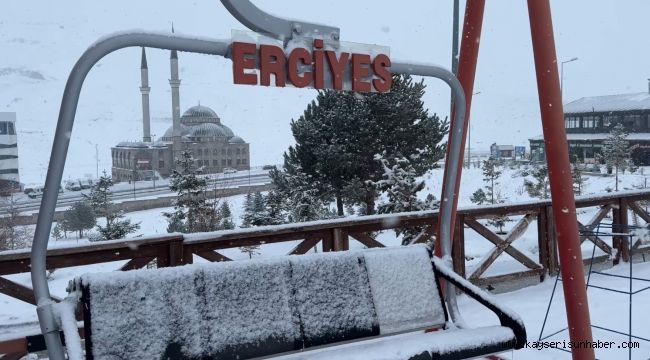 Erciyes'e yağan kar tatilcilerin yüzünü güldürdü