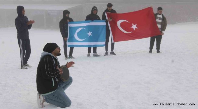 İlk defa kar gören Türkmenler gönüllerince eğlendi