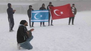 İlk defa kar gören Türkmenler gönüllerince eğlendi