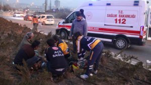 Kayseri'de otomobil sepetli motosikletle çarpıştı: 2'si ağır 4 yaralı