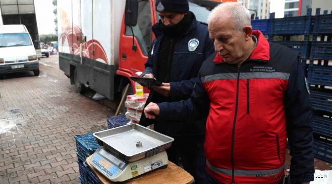 Melikgazi Zabıtası pazar yerlerinde ölçü ayar ve etiket denetimi yaptı