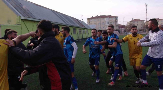 Olaylı maçta 6 gol atıldı, 5 kırmızı kart çıktı