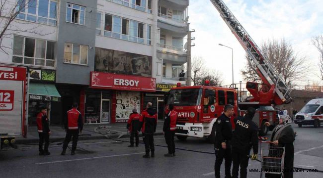 4 katlı binada yangın: Vatandaşlar kurtarılmayı bekliyor