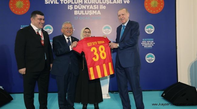 Cumhurbaşkanı Erdoğan'a Kayserispor forması hediye edildi