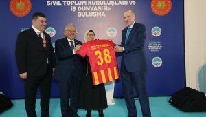 Cumhurbaşkanı Erdoğan'a Kayserispor forması hediye edildi