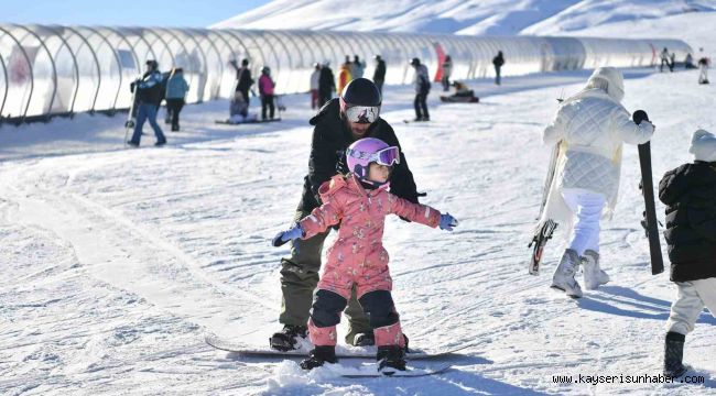 Erciyes Kayak Merkezi, yeni yılın ilk gününde 110 bin ziyaretçi ağırladı