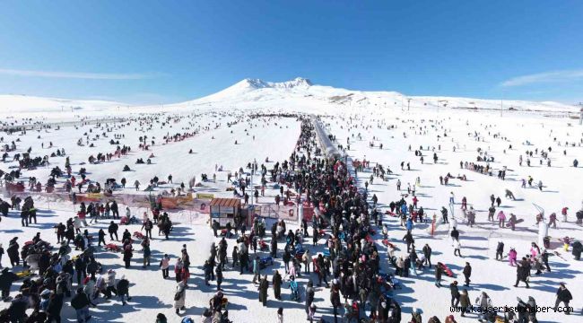 Erciyes'te hafta sonu yoğunluğu, binlerce turist pistlerde