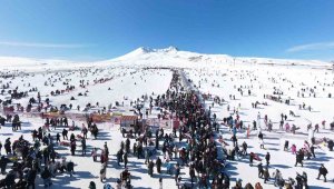 Erciyes'te hafta sonu yoğunluğu, binlerce turist pistlerde